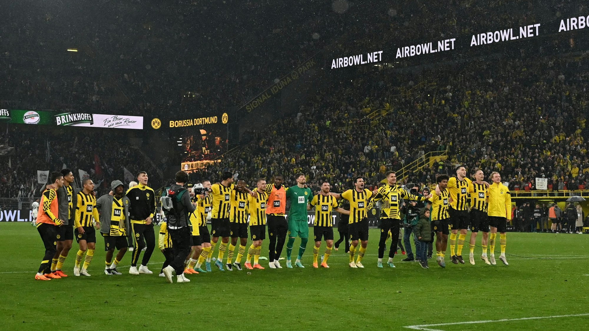 Die Spieler von Borussia Dortmund feiern vor der Fankurve.