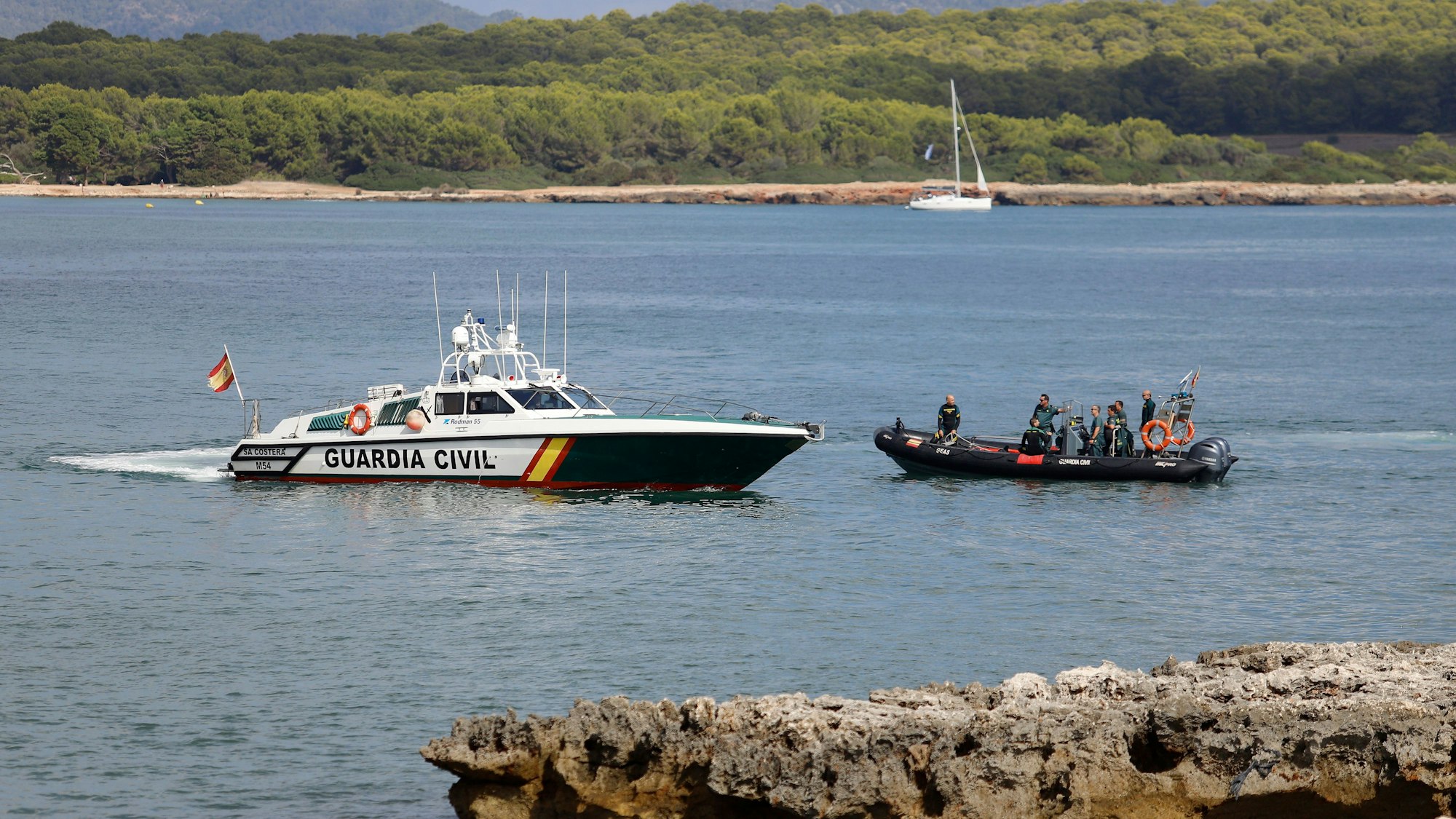Rettungskräfte suchen vor dem Strand von S'Illot in der Nähe des Ortes Sant Llorenc des Cardassar nach einem seit der Flutkatastrophe in dem Ort vermissten Kind.