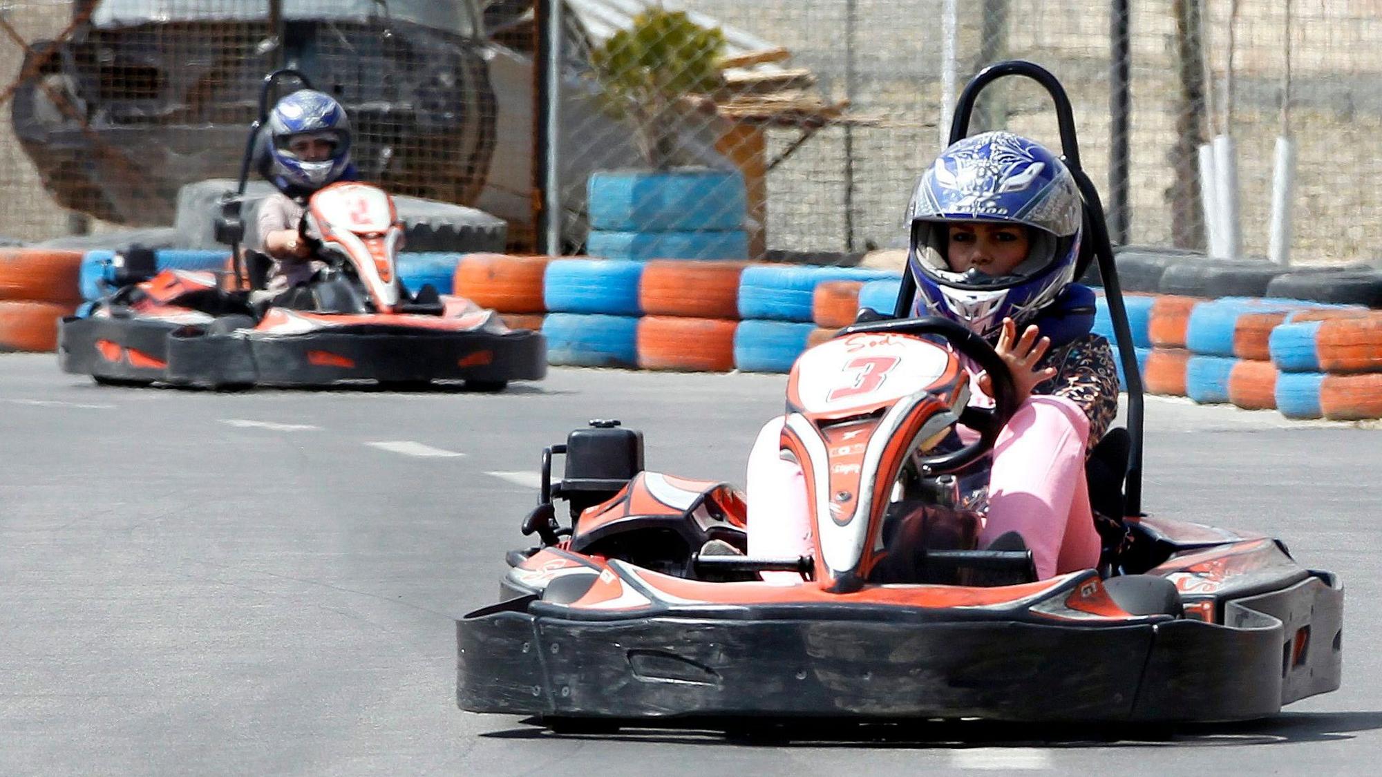 Eine Kartfahrerin im Jahr 2014.