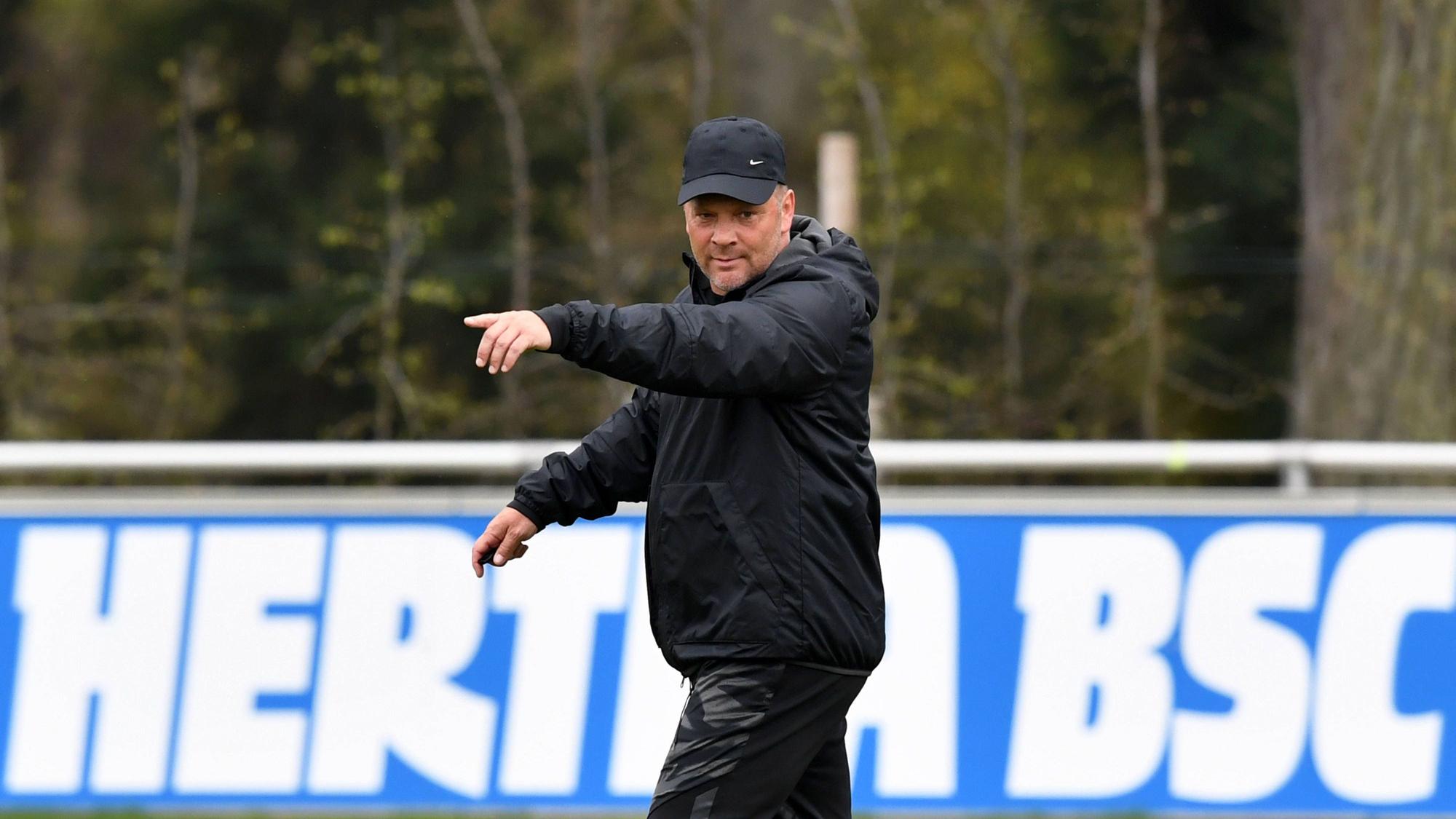 Hertha-Trainer Pal Dardai gibt seinen Spieler Anweisungen beim Training.