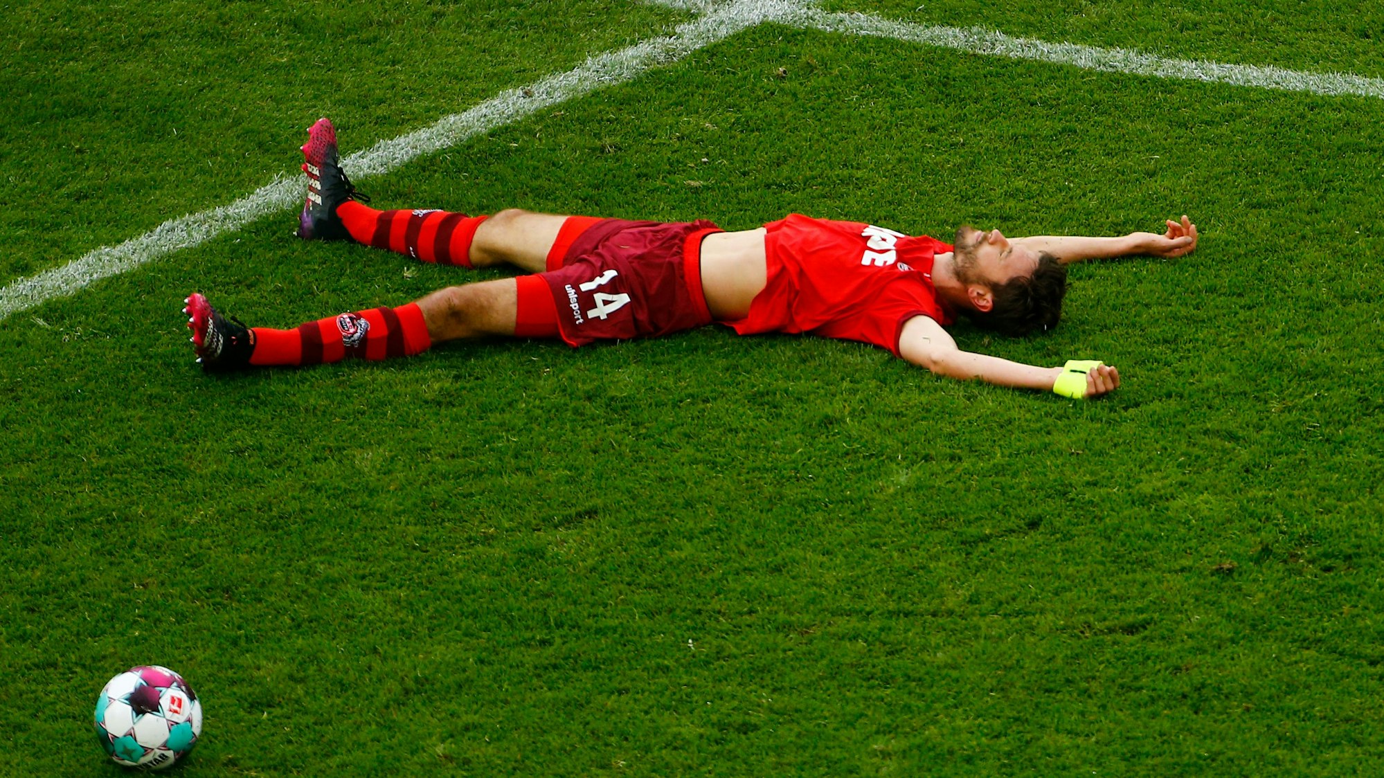 Kölns Jonas Hector liegt nach dem Sieg gegen Schalke auf dem Boden.