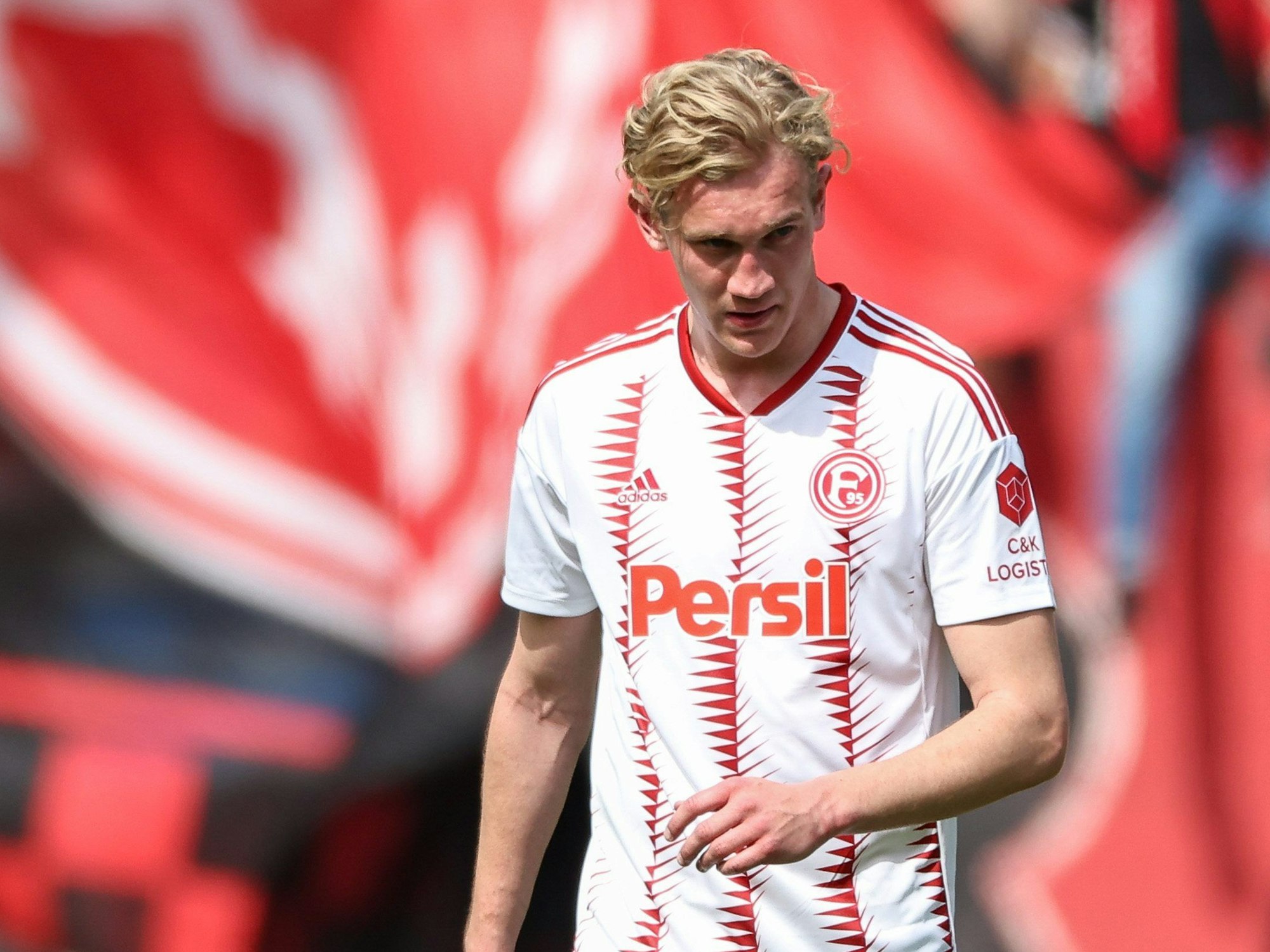 Christoph Klarer von Fortuna Düsseldorf steht nach dem Abpfiff auf dem Platz.