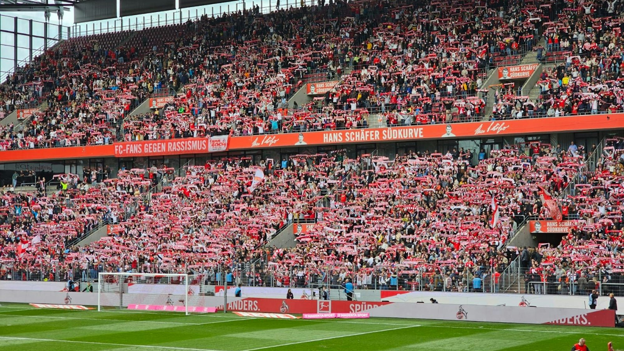 Die Fans der FC-Frauen vor dem Heimspiel gegen Eintracht Frankfurt am 23. April 2023.