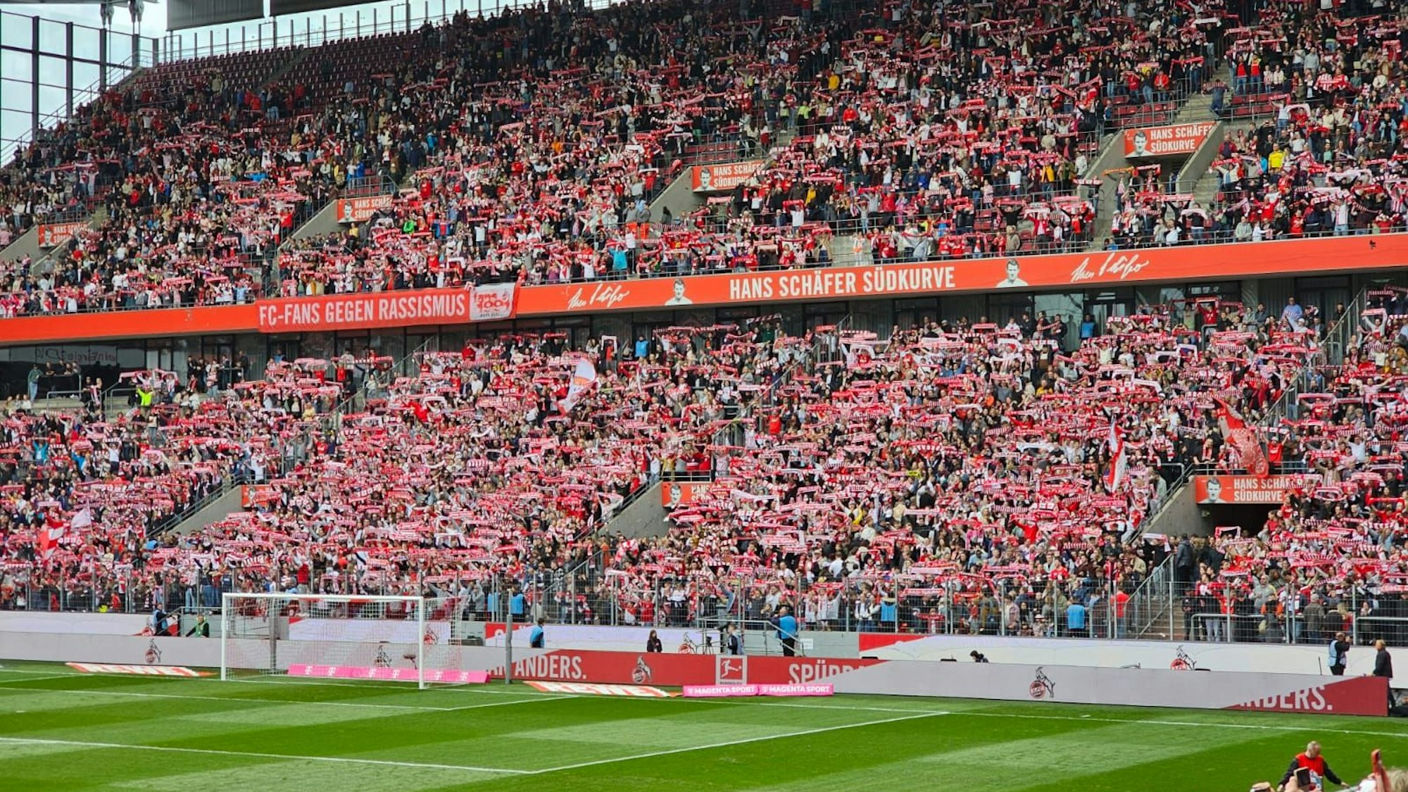 Die Fans des 1. FC Köln bei der Hymne vor dem Spiel gegen Eintracht Frankfurt (23. April 2023).