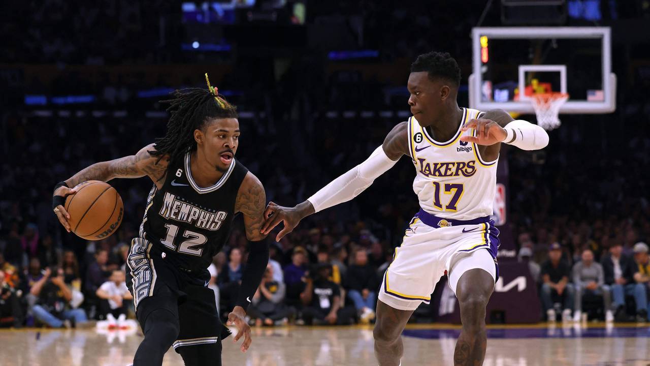 Ja Morant (l.) versucht an Lakers Dennis Schröder vorbeizukommen.