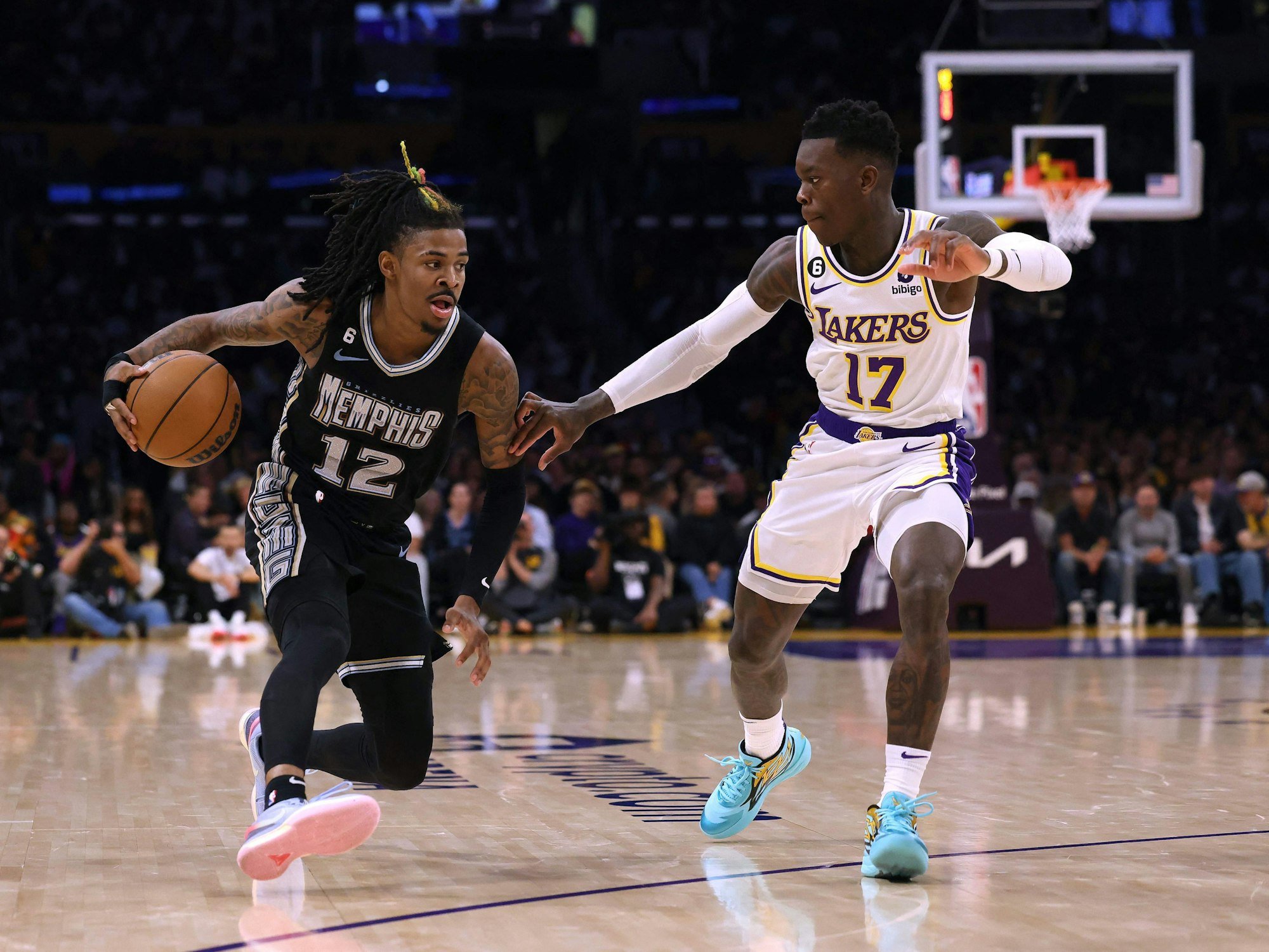 Ja Morant (l.) versucht an Lakers Dennis Schröder vorbeizukommen.