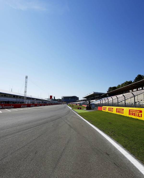 Die Rennstrecke am Hockenheimring bei sonnigem Wetter.