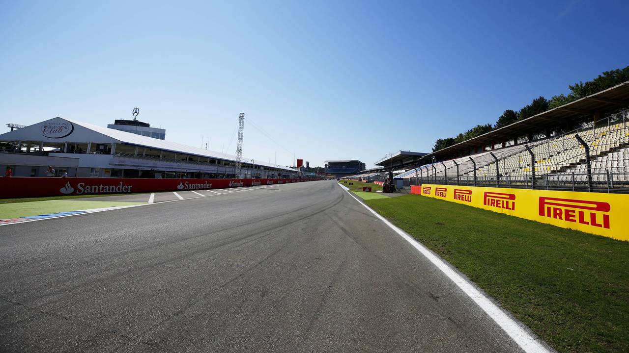 Die Rennstrecke am Hockenheimring bei sonnigem Wetter.