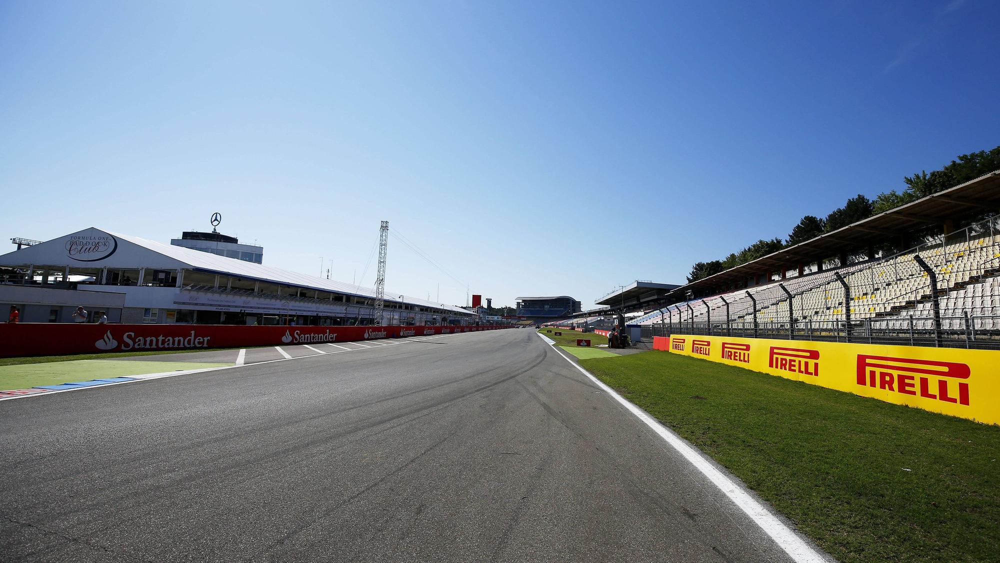 Die Rennstrecke am Hockenheimring bei sonnigem Wetter.