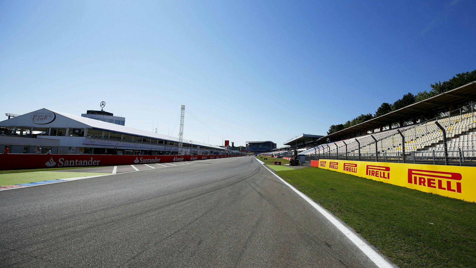 Die Rennstrecke am Hockenheimring bei sonnigem Wetter.