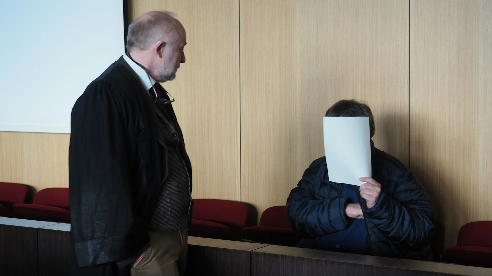 Uwe B. mit seinem Anwalt in Düsseldorf vor Gericht