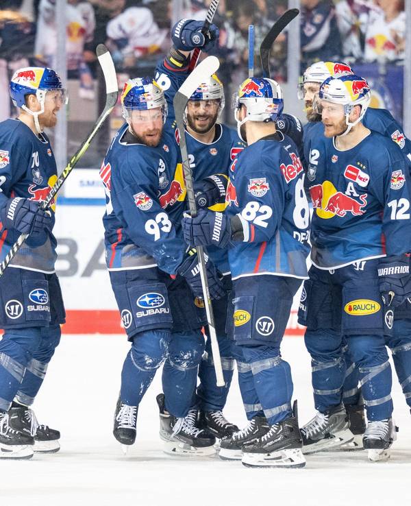 EHC Red Bull München gegen ERC Ingolstadt: Münchens Maximilian Daubner, Maximilian Kastner, Yasin Ehlitz, Chris Desousa und Ben Smith jubeln über das Tor zum 1:1.