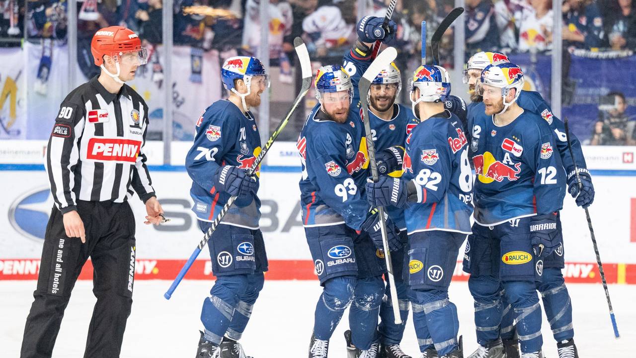 EHC Red Bull München gegen ERC Ingolstadt: Münchens Maximilian Daubner, Maximilian Kastner, Yasin Ehlitz, Chris Desousa und Ben Smith jubeln über das Tor zum 1:1.