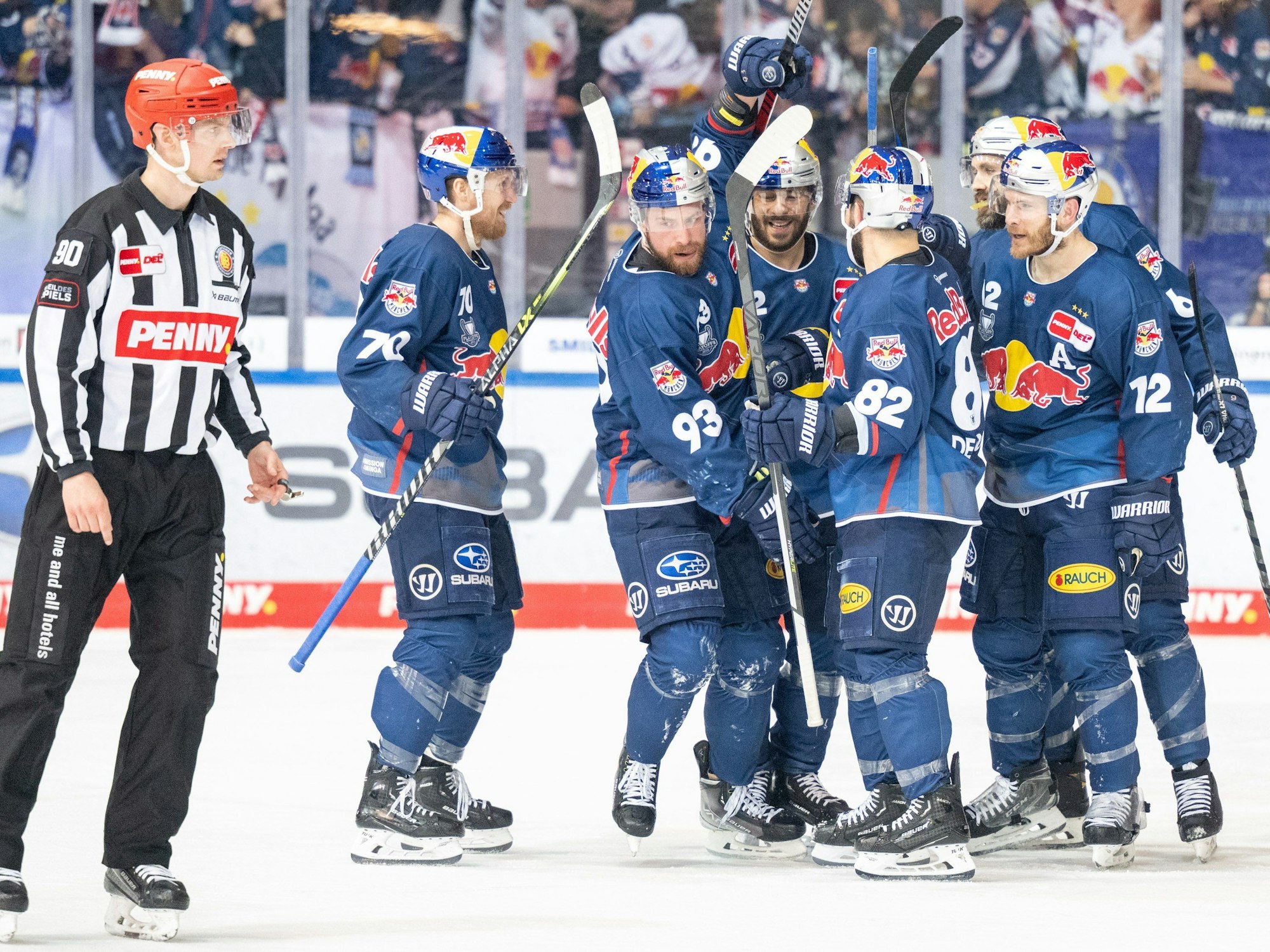 EHC Red Bull München gegen ERC Ingolstadt: Münchens Maximilian Daubner, Maximilian Kastner, Yasin Ehlitz, Chris Desousa und Ben Smith jubeln über das Tor zum 1:1.