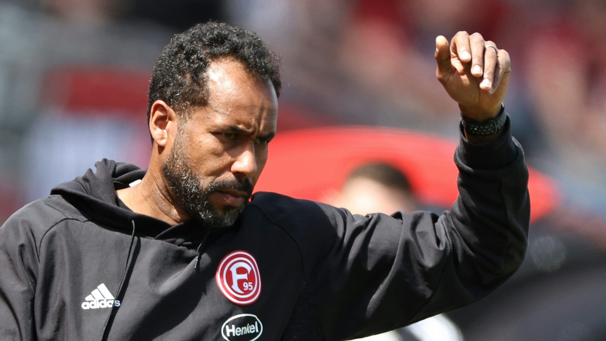 Trainer Daniel Thioune gestikuliert beim Spiel beim 1. FC Nürnberg am Spielfeldrand.