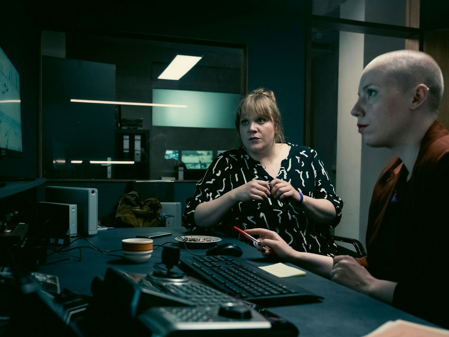 Die Super-Recognizerin Beate Gräske (Sar Adina Scheer, rechts) unterstützt Rosa Herzog (Stefanie Reinsperger, links) im "Tatort" aus Dortmund am 23. April 2023 bei der Suche nach dem Täter.