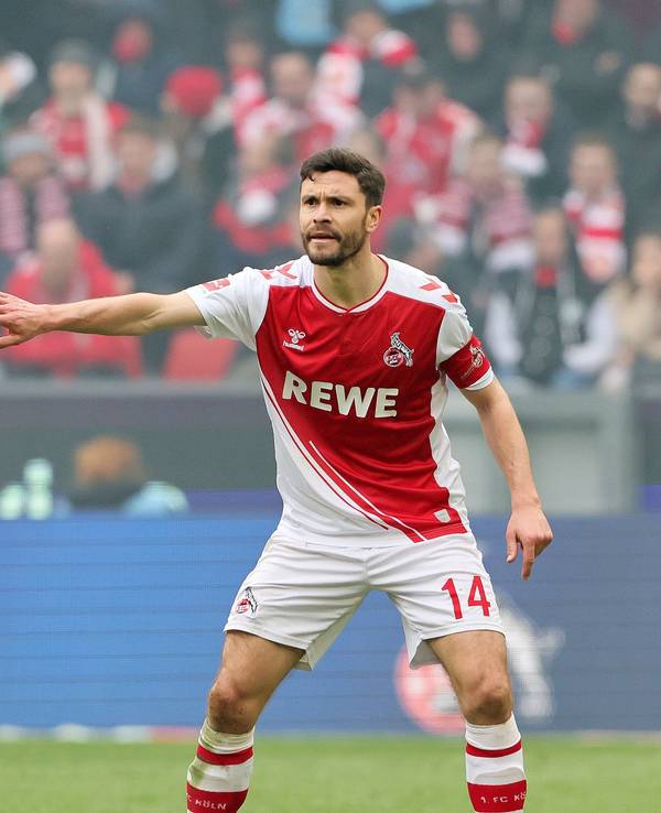 Jonas Hector gibt beim Derby des 1. FC Köln gegen Borussia Mönchengladbach Anweisungen.