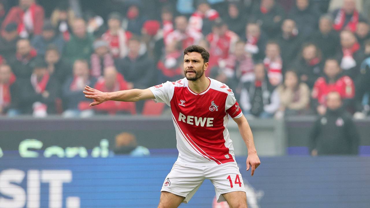 Jonas Hector gibt beim Derby des 1. FC Köln gegen Borussia Mönchengladbach Anweisungen.