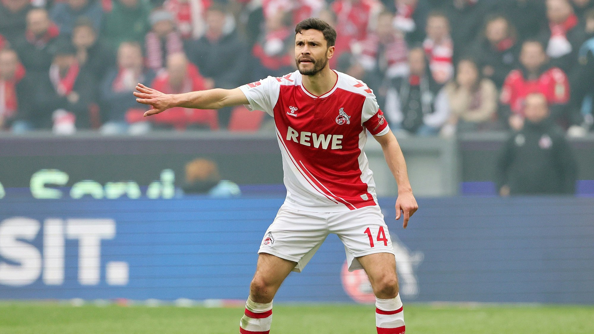 Jonas Hector gibt beim Derby des 1. FC Köln gegen Borussia Mönchengladbach Anweisungen.