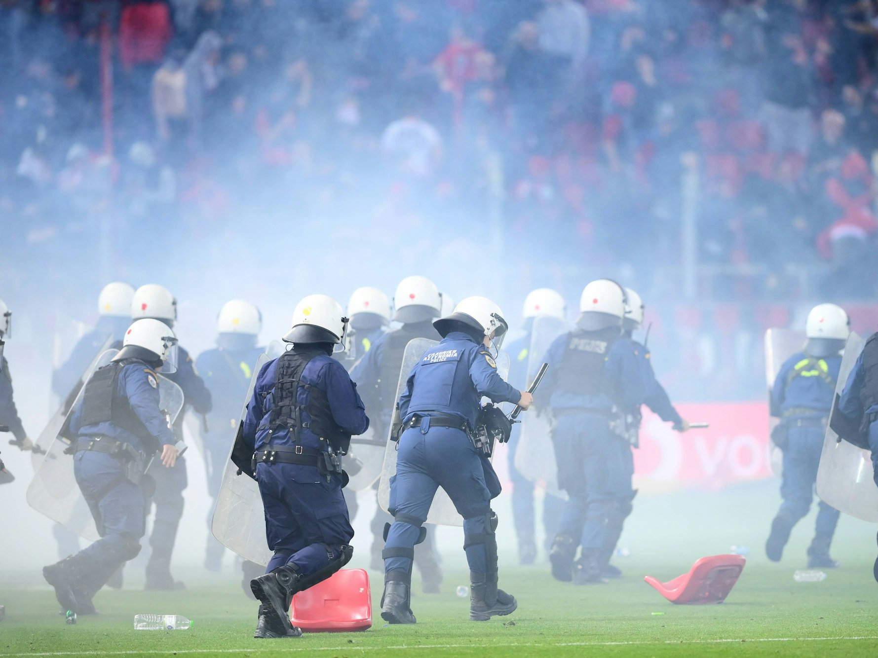 Polizisten auf dem Spielfeld.