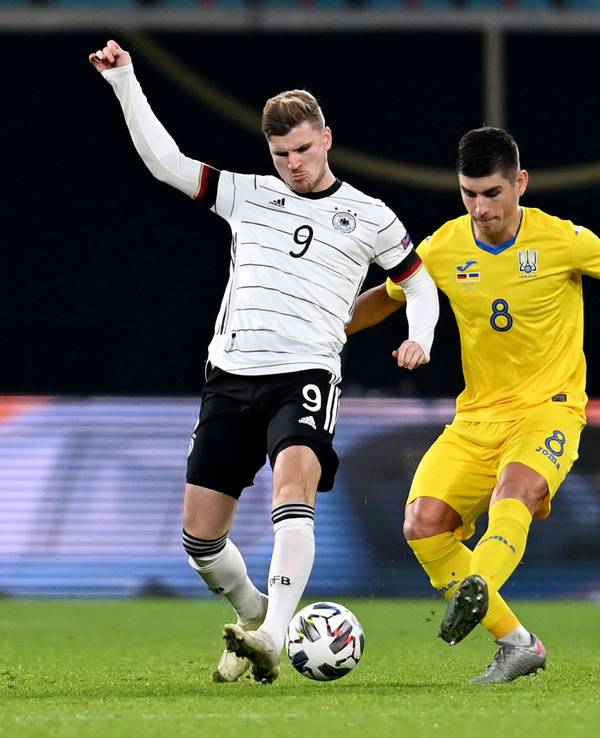 Timo Werner (l) von Deutschland und Ruslan Malinovskyi von der Ukraine kämpfen um den Ball.