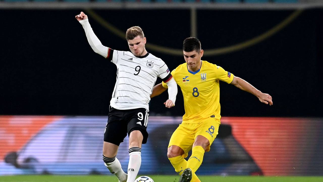 Timo Werner (l) von Deutschland und Ruslan Malinovskyi von der Ukraine kämpfen um den Ball.