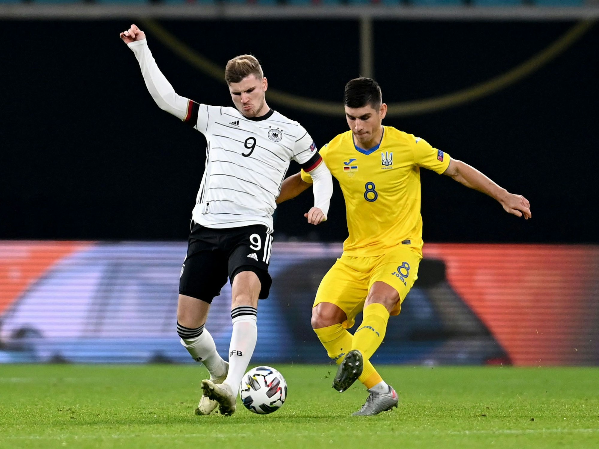Timo Werner (l) von Deutschland und Ruslan Malinovskyi von der Ukraine kämpfen um den Ball.