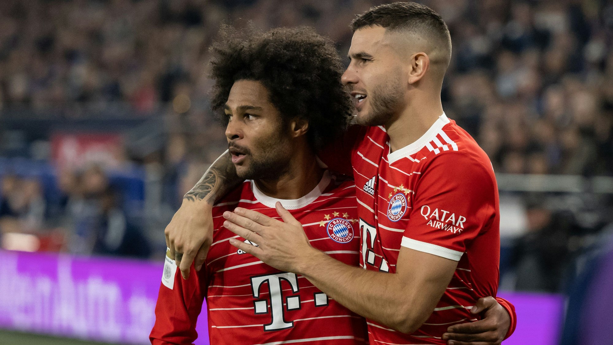 Serge Gnabry jubelt mit Lucas Hernandez über seinen Treffer.