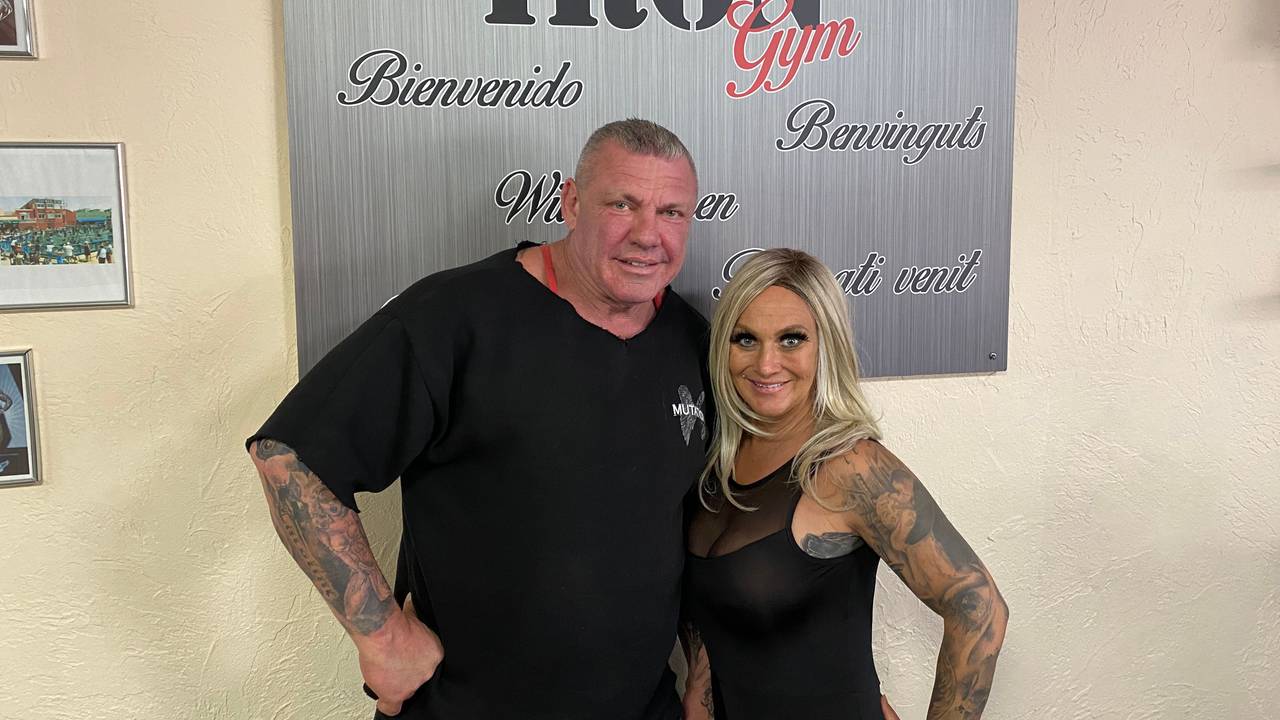 Caro und Andreas Robens posieren auf einem Foto.
