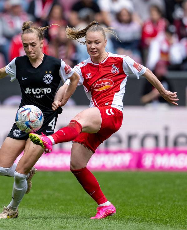 Frankfurts Sophie Kleinherne und Kölns Weronika Zawistowska kämpfen um den Ball.
