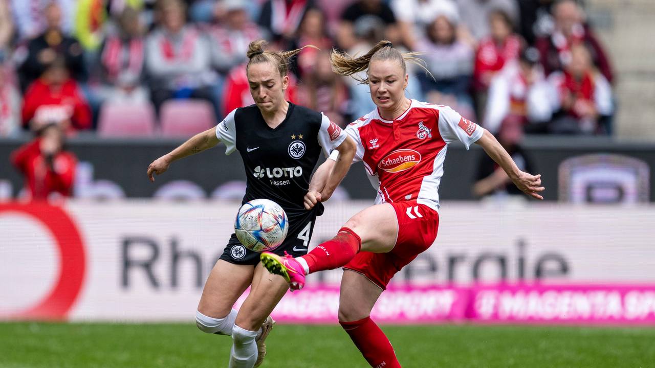 Frankfurts Sophie Kleinherne und Kölns Weronika Zawistowska kämpfen um den Ball.