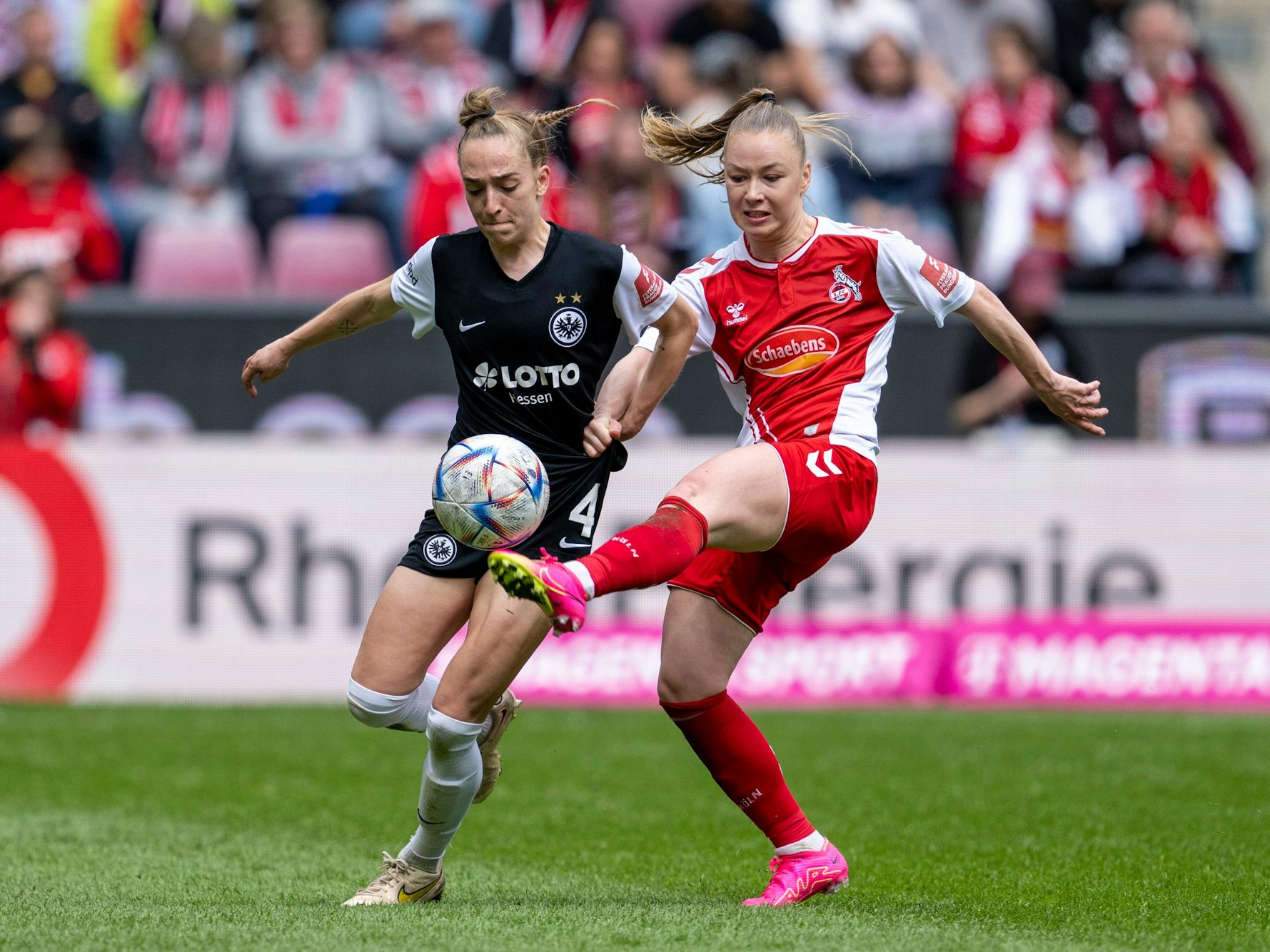Frankfurts Sophie Kleinherne (l) und Kölns Weronika Zawistowska kämpfen um den Ball.