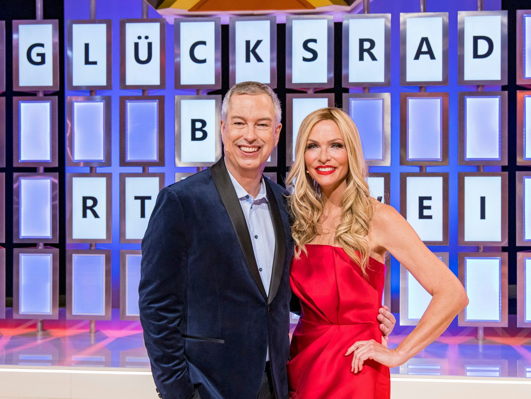 Sonya Kraus und Thomas Hermanns, neues Moderationsduo, stehen 2023 vor der Buchstabenwand vom «Glücksrad».