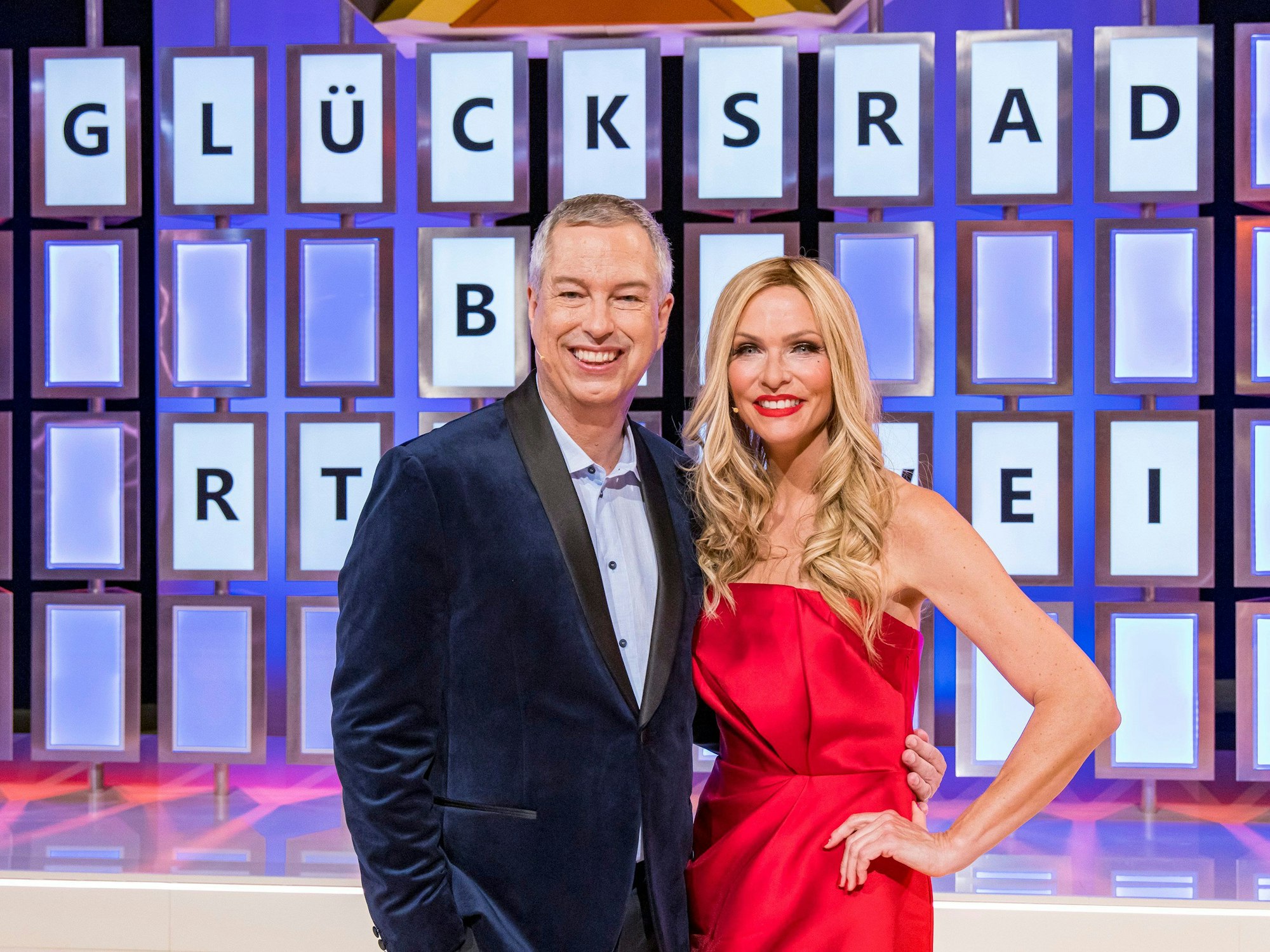 Sonya Kraus und Thomas Hermanns, neues Moderationsduo, stehen 2023 vor der Buchstabenwand vom «Glücksrad».