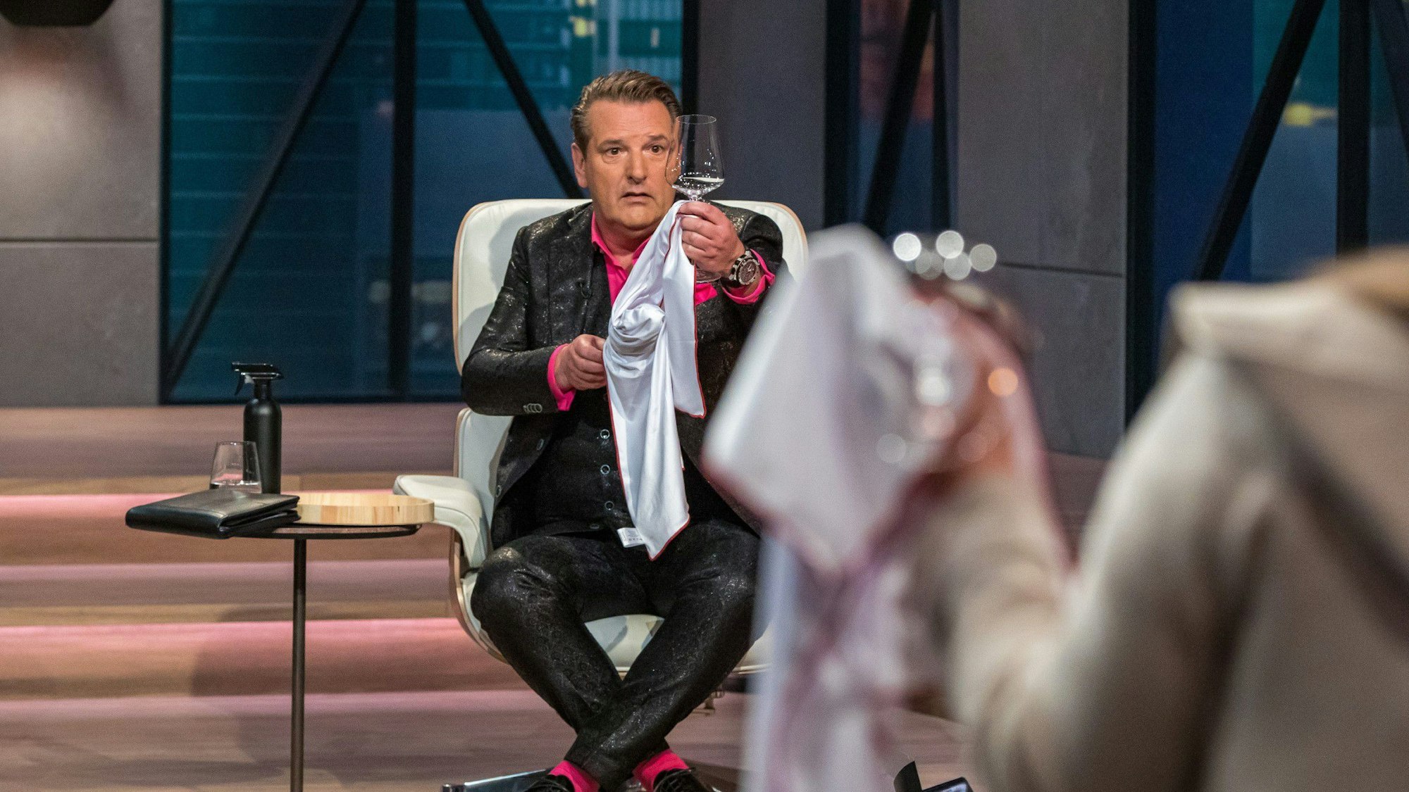 Investor Ralf Dümmel unterzieht den Polierstab für Weingläser von „Brilamo“ direkt einem Praxistest. „Meine größten Erfolge in der Höhle der Löwen sind Problemlöser“, lobt sich Ralf Dümmel selbst. Er möchte den „Brilamo“ groß machen, handelt aber bessere Konditionen heraus: Er erhält 25 Prozent an Lindas Firma.