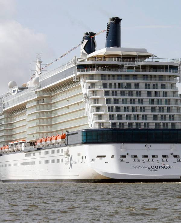 Hier zu sehen, das Kreuzfahrtschiff „Celebrity Equinox“ auf der Ems. Ein Schlepper fährt voraus.