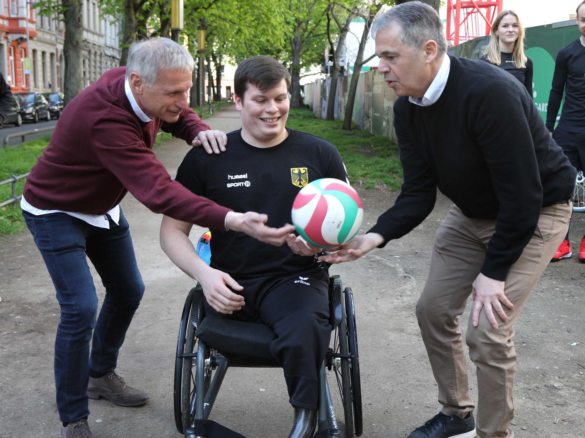 Michael Reschke und Andreas Rettig mit dem Sportler Lukas Schiwy.