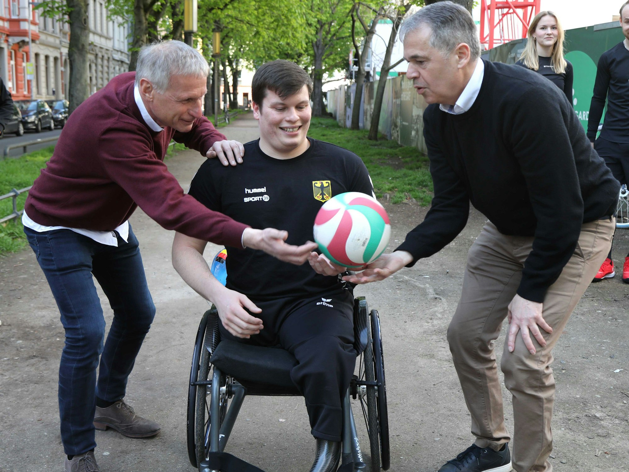 Michael Reschke und Andreas Rettig mit dem Sportler Lukas Schiwy.