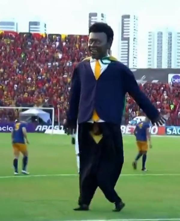 Ein riesiges Pelé-Kostüm auf einem Fußballplatz in Brasilien.