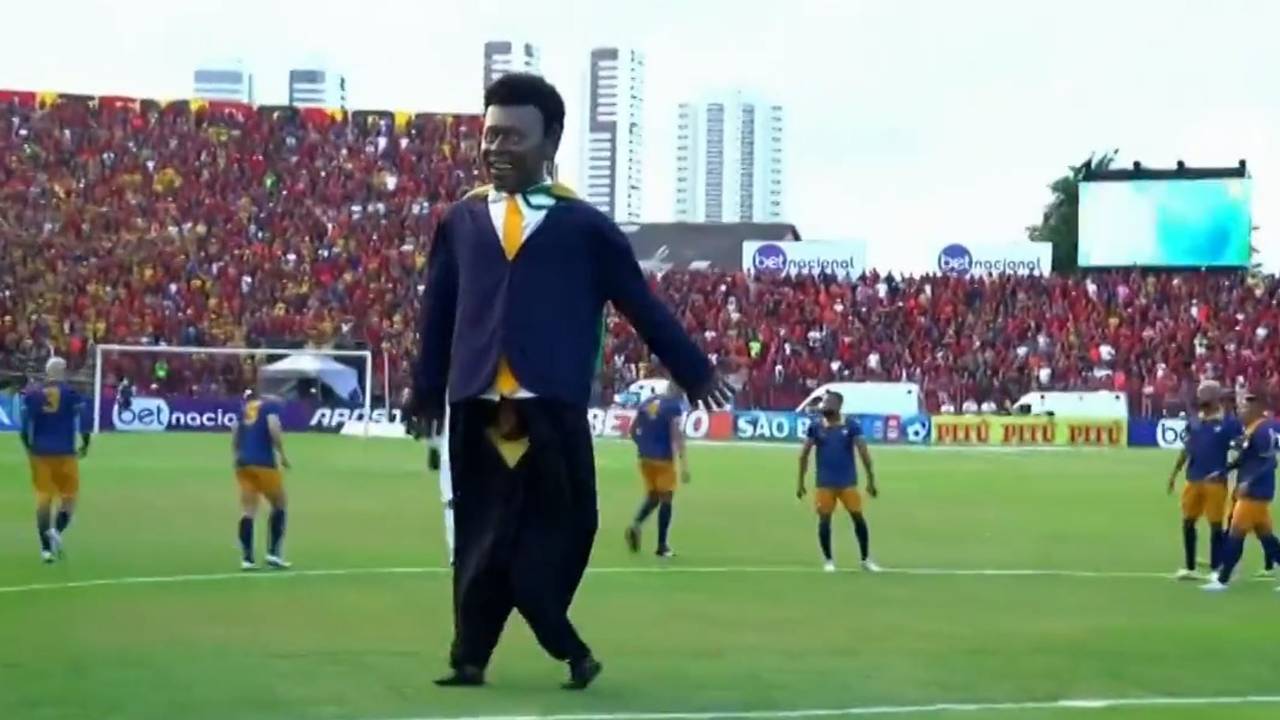 Ein riesiges Pelé-Kostüm auf einem Fußballplatz in Brasilien.