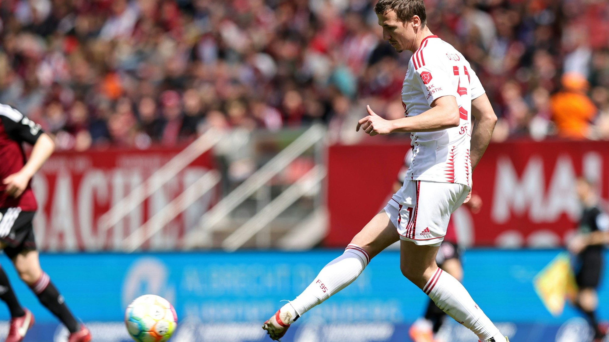 Marcel Sobottka spielt im Spiel von Fortuna Düsseldorf bei 1. FC Nürnberg einen Pass.