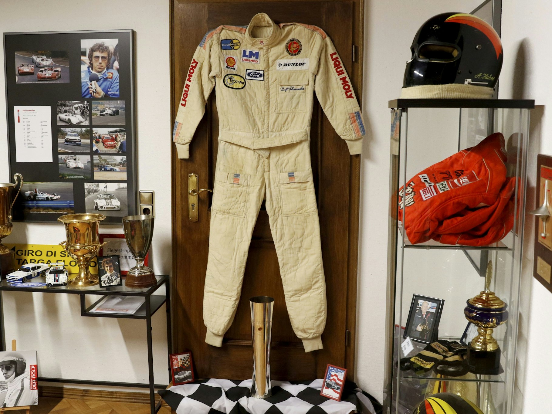 Erinnerungen wie ein Rennanzug von Rolf Stommelen hängen im Museum in Kerpen.