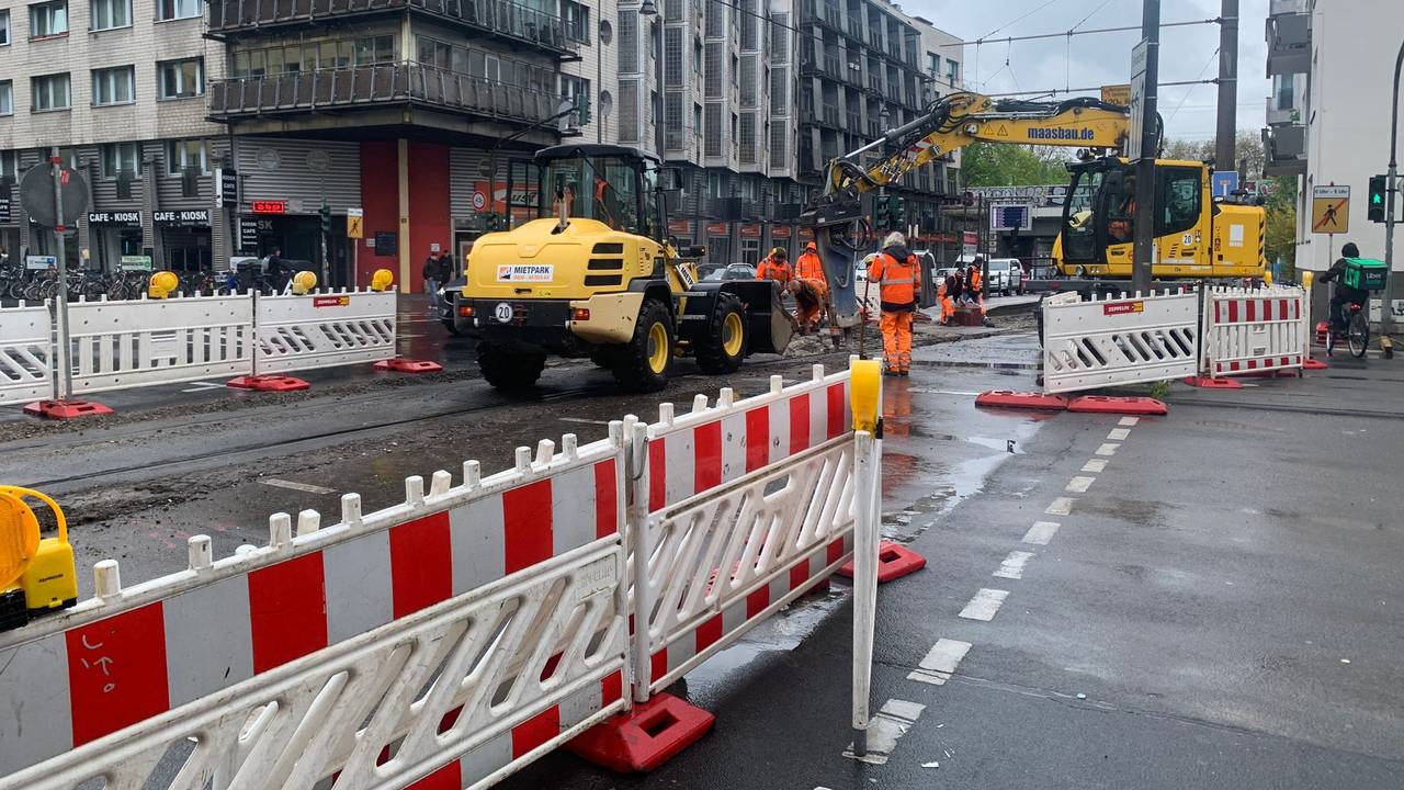 Die KVB-Baustelle an der Moltkestraße. Hier werden Schienen ausgetauscht. Der Bereich ist für den Autoverkehr gesperrt.