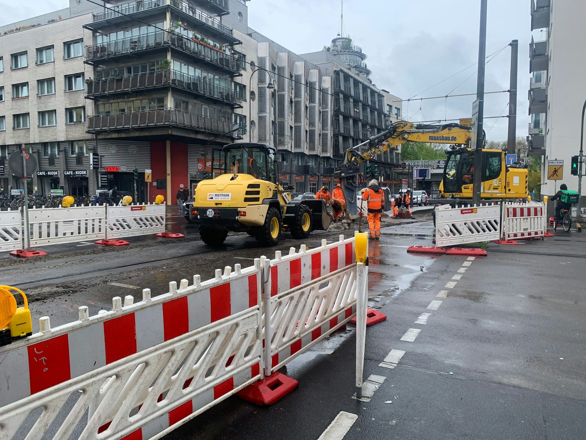 Die KVB-Baustelle an der Moltkestraße. Hier werden Schienen ausgetauscht. Der Bereich ist für den Autoverkehr gesperrt.