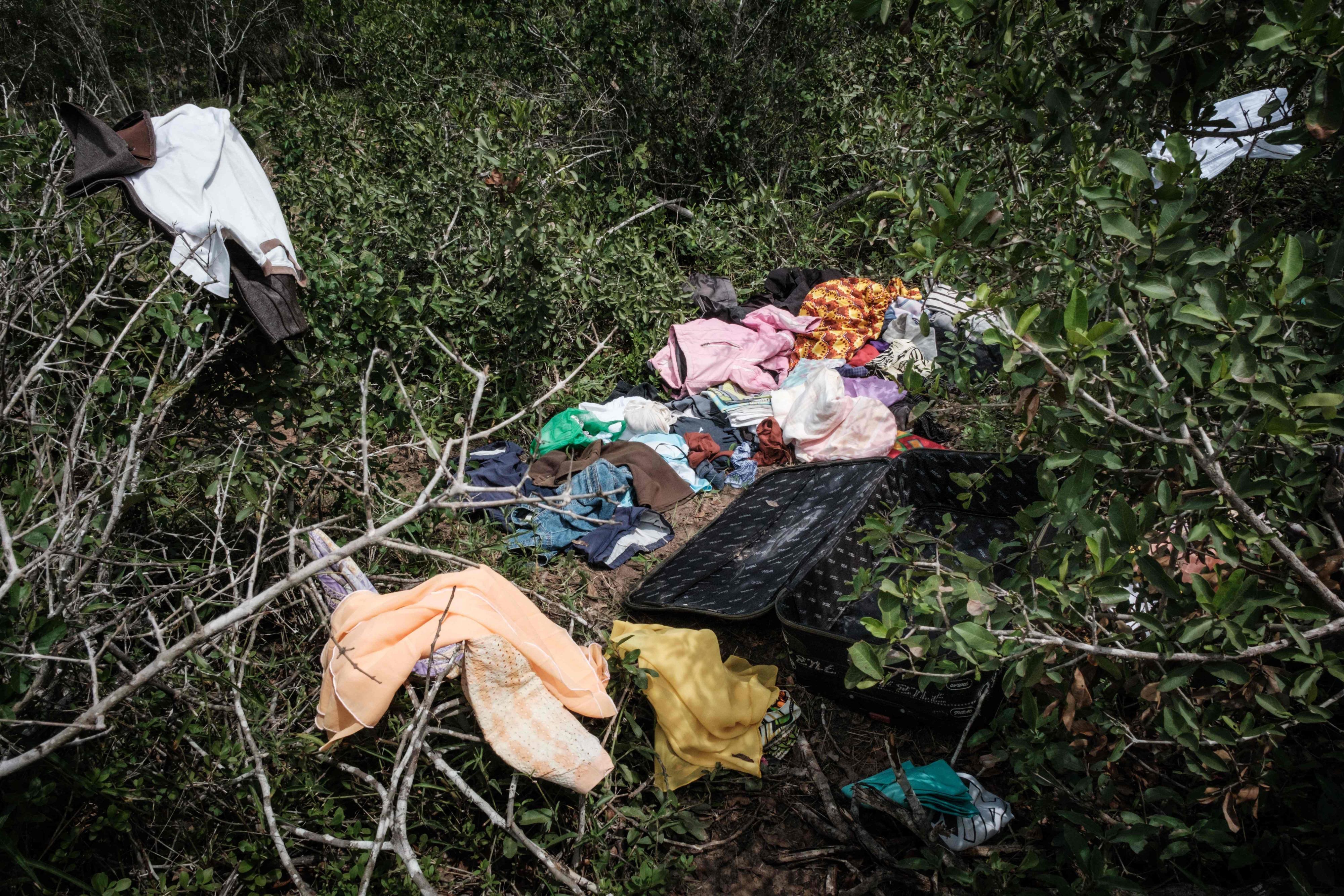Im Shakahola-Wald in Kenia liegen am 23. April 2023 Klamotten an der Stelle, an der die Polizei immer mehr Leichen findet.