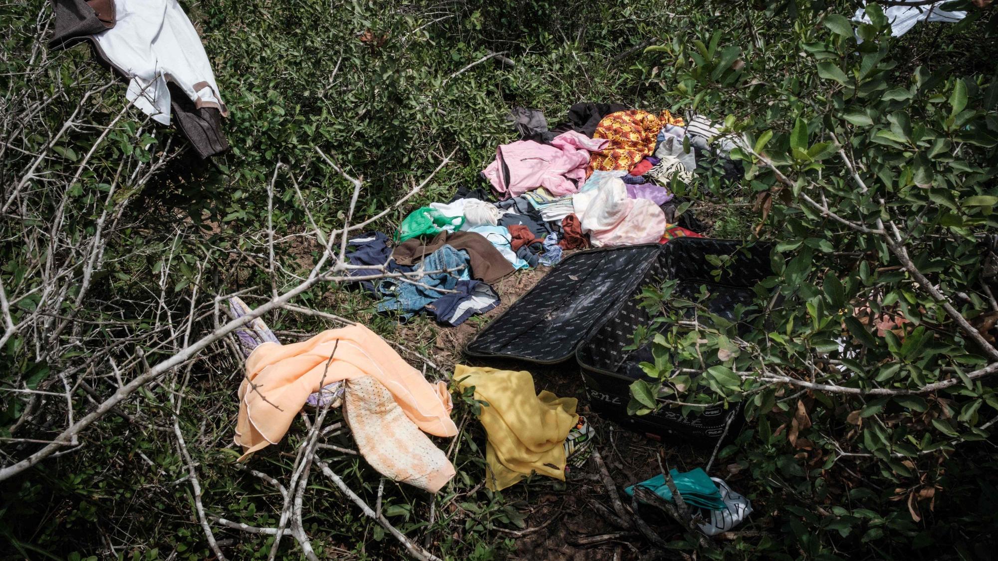 Im Shakahola-Wald in Kenia liegen am 23. April 2023 Klamotten an der Stelle, an der die Polizei immer mehr Leichen findet.