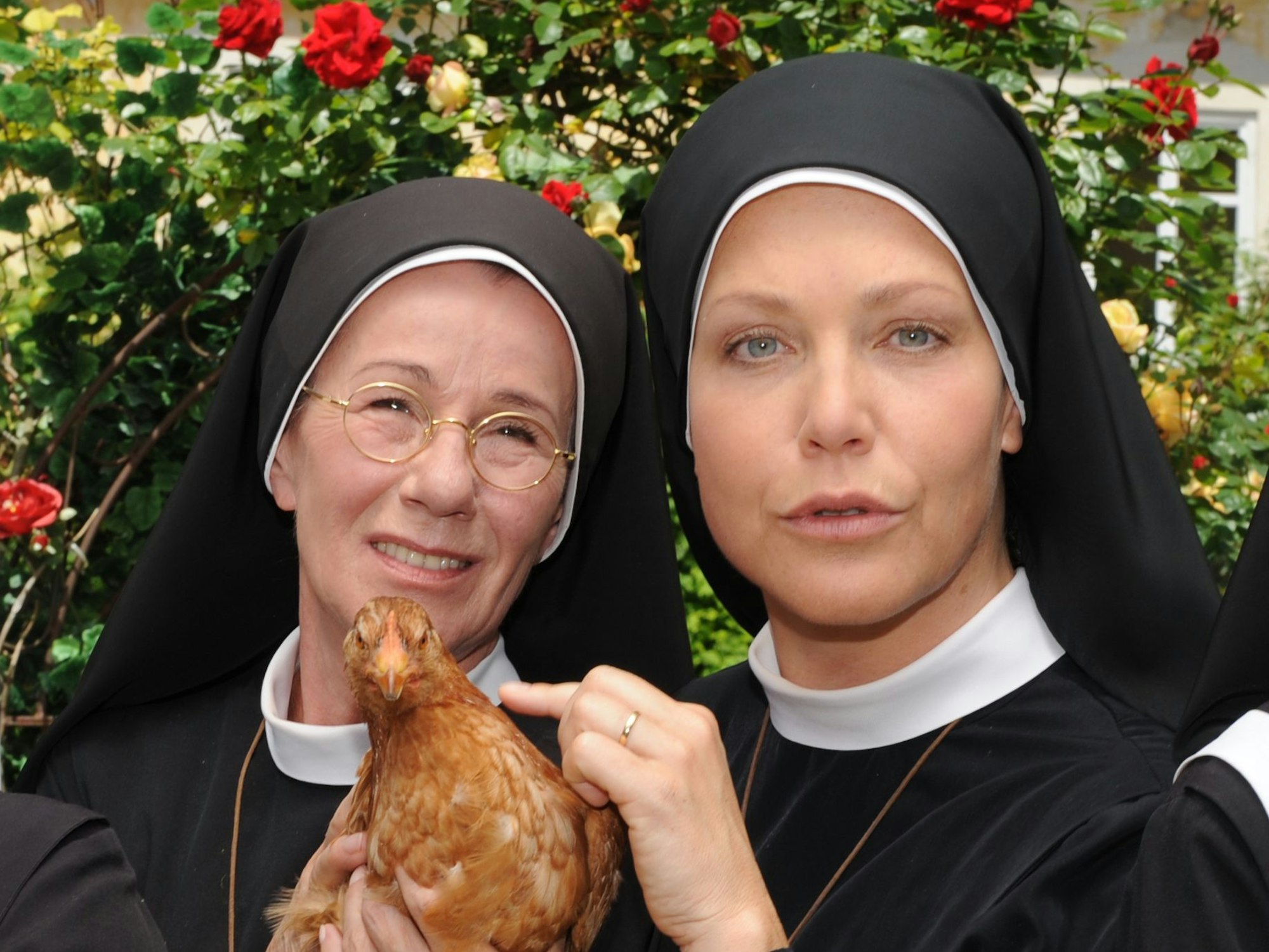 Die Schauspielerinnen Karin Gregorek (l.) und Janina Hartwig bei der ARD-Serie „Um Himmels Willen“ (hier 2010).