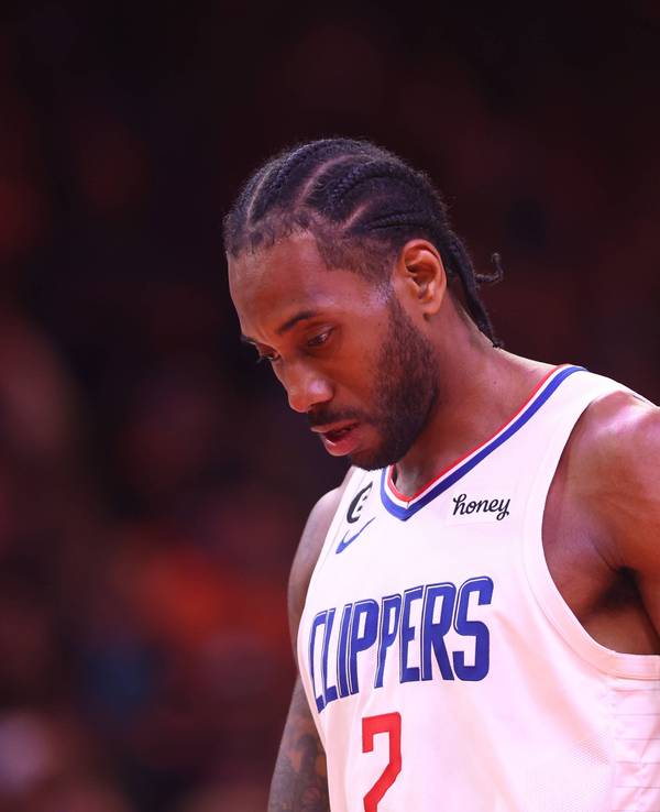 Kawhi Leonard schaut frustriert zu Boden.
