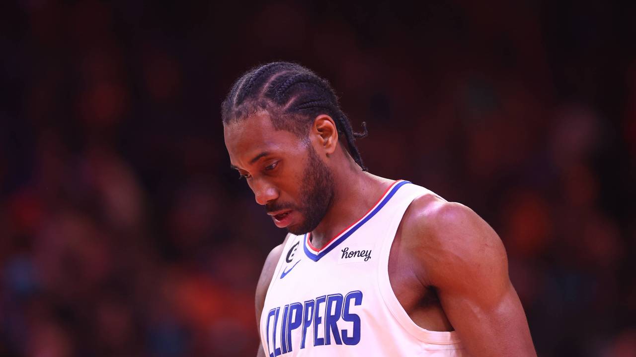 Kawhi Leonard schaut frustriert zu Boden.