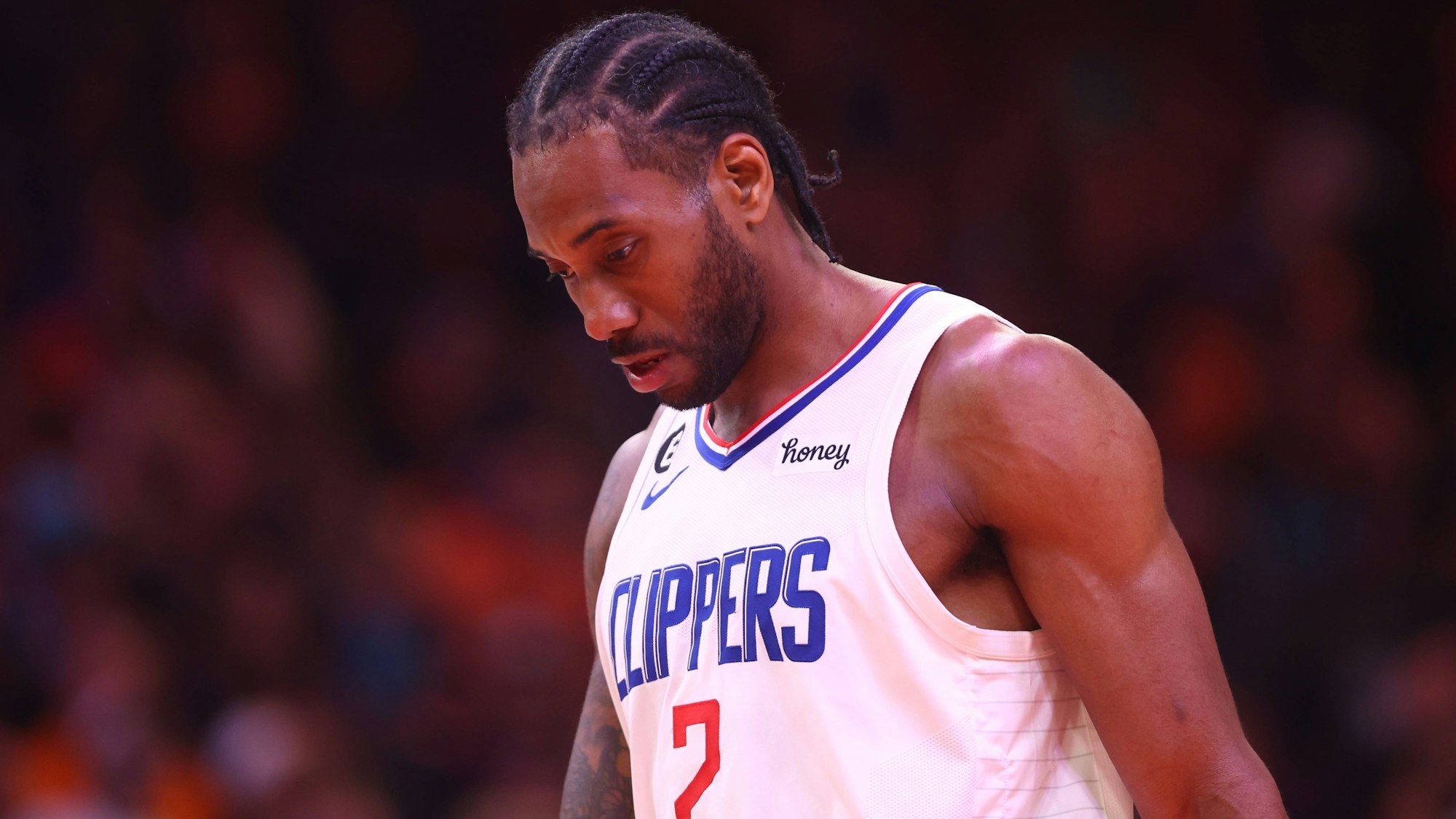 Kawhi Leonard schaut frustriert zu Boden.